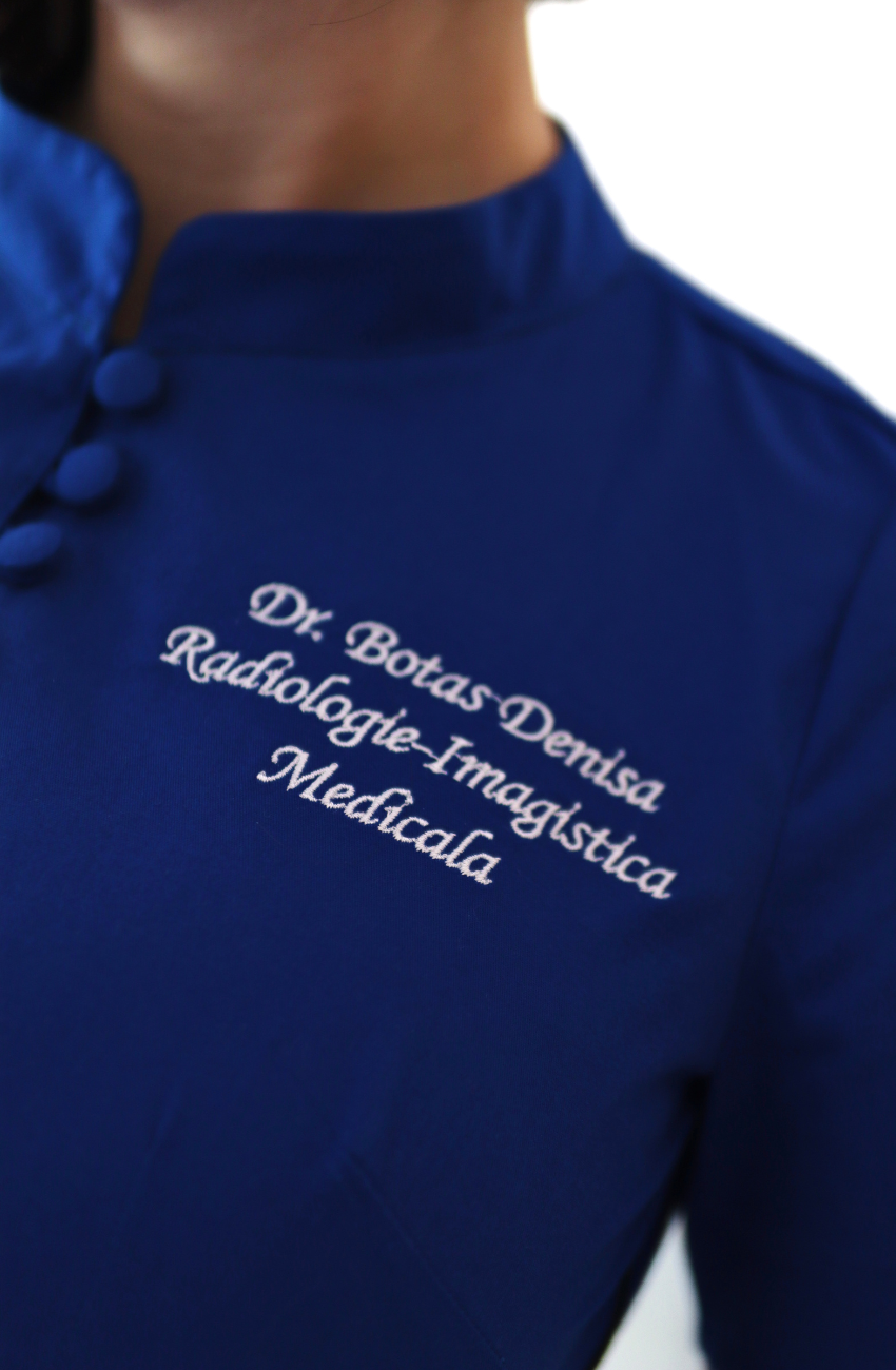 Exemplu de broderie personalizată cu nume și funcție pe un halat medical DR. BLA SCRUBS.