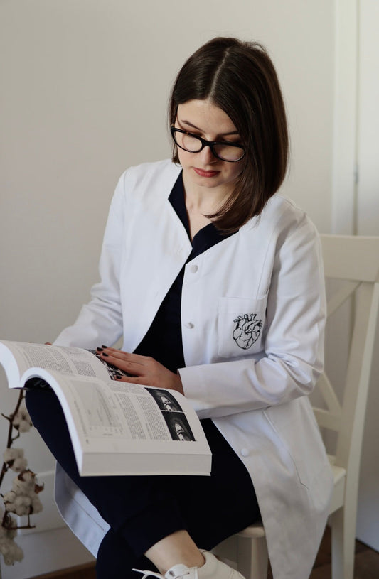 Halat medical elegant pentru damă model Simple cu mânecă lungă și croi cambrat, DR. BLA SCRUBS.