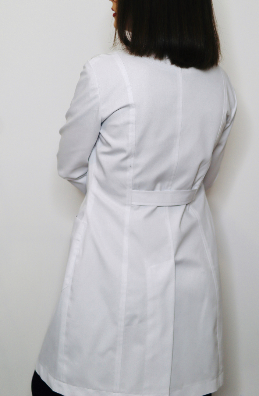 Vedere spate halat medical lungime medie cu cordon decorativ și șliț petrecut pentru mobilitate.