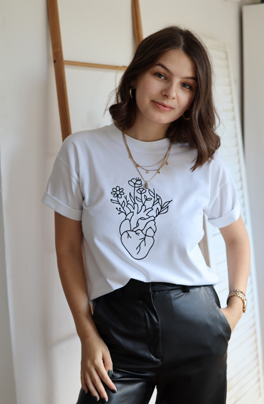 Tricou bumbac premium alb model Basic cu mâneci îndoite și broderie medicală, DR. BLA SCRUBS.